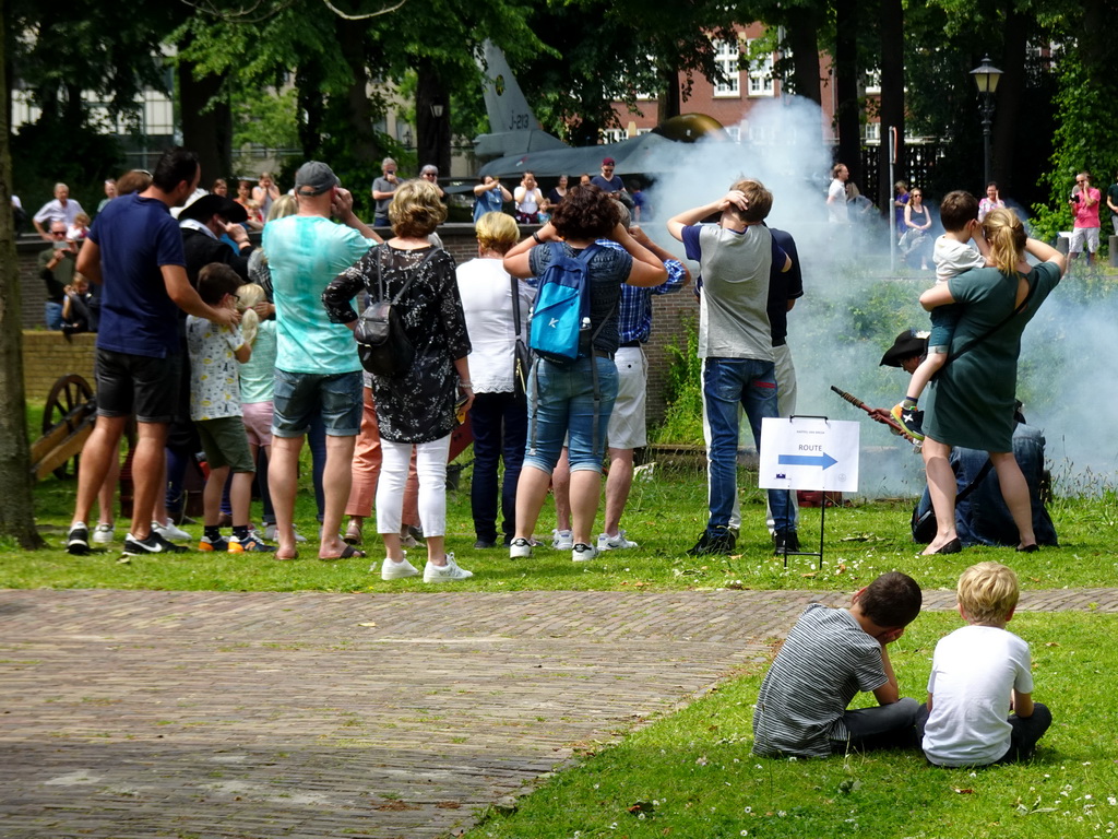 Actors firing a cannon at the south side of Breda Castle, viewed from the Cingelstraat street, during the Nassaudag