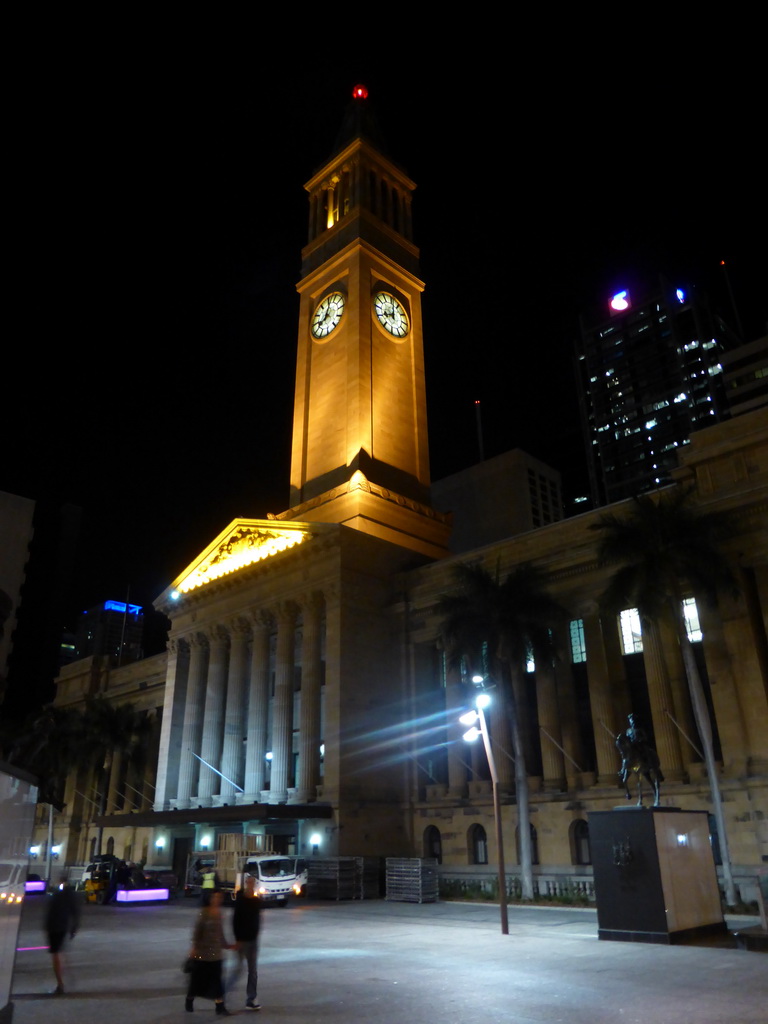 Front of the Brisbane City Hall at the King George Square, by night