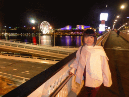 Miaomiao at William Street, with a view on the Victoria Bridge over the Brisbane River, the Wheel of Brisbane and the Queensland Performing Arts Centre, by night