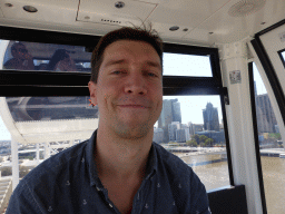 Tim in the Wheel of Brisbane, with a view on the Victoria Bridge over the Brisbane River and the skyline of Brisbane