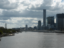 The skyline of Brisbane with the Infinity Tower, the Victoria Bridge and the Kurilpa Bridge over the Brisbane River, the Wheel of Brisbane and the South Bank Parklands, viewed from the Goodwill Bridge
