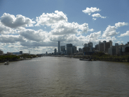 The skyline of Brisbane with the Infinity Tower, the Victoria Bridge over the Brisbane River, the Wheel of Brisbane and the South Bank Parklands, viewed from the Goodwill Bridge