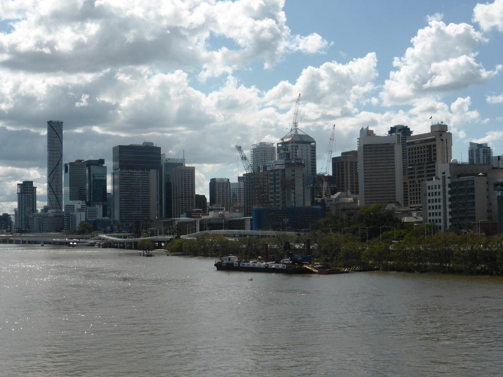 The skyline of Brisbane with the Infinity Tower and the Victoria Bridge over the Brisbane River, viewed from the Goodwill Bridge