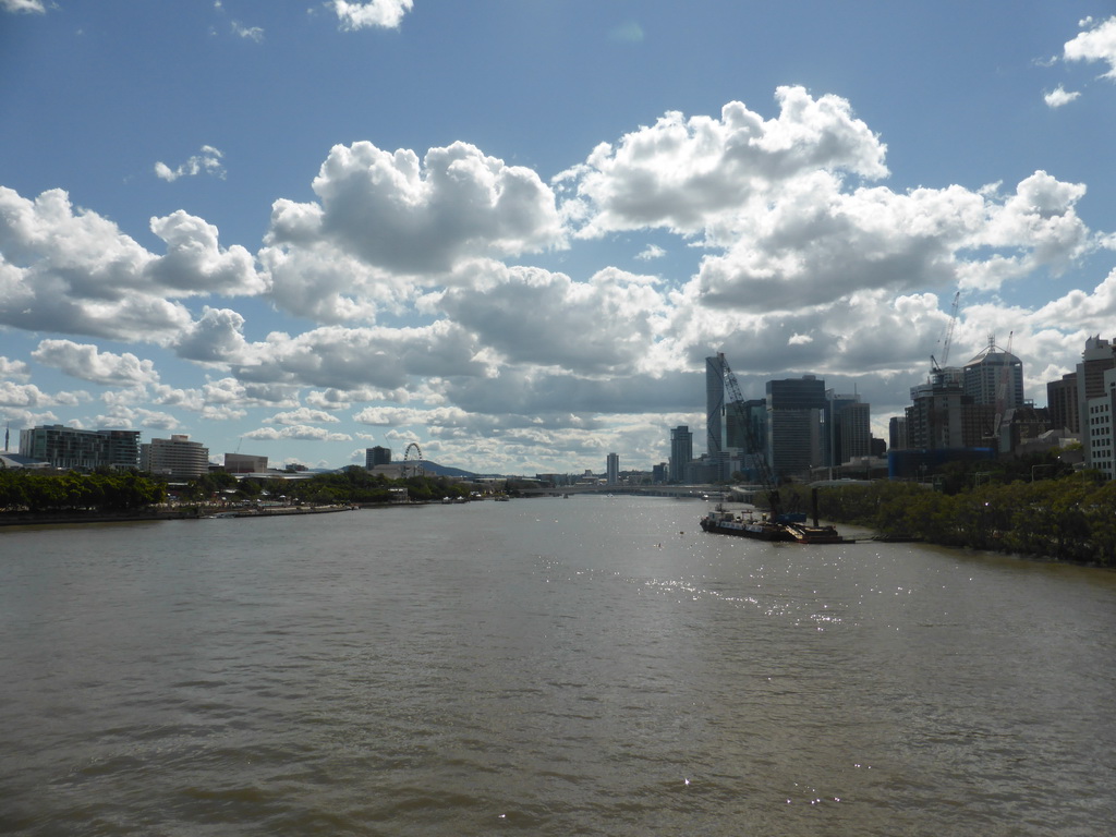 The skyline of Brisbane with the Infinity Tower, the Victoria Bridge over the Brisbane River, the Wheel of Brisbane and the South Bank Parklands, viewed from the Goodwill Bridge