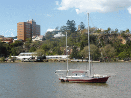 Boat in the Brisbane River, the Kangaroo Point Cliffs and Saint Mary`s Anglican Church, viewed from the Botanic Gardens Bikeway