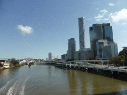 The skyline of Brisbane with the Infinity Tower and the Kurilpa Bridge over the Brisbane River, viewed from the Victoria Bridge