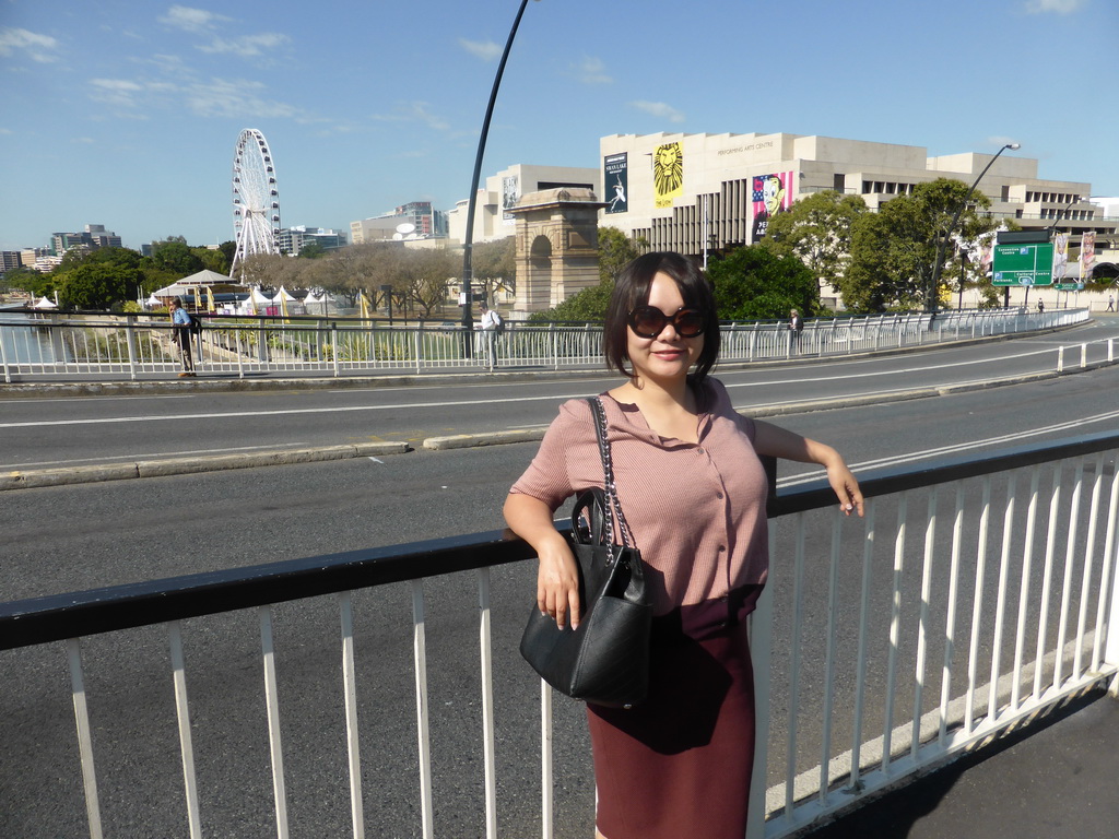 Miaomiao at the Victoria Bridge over the Brisbane River, with a view on the Wheel of Brisbane and the Queensland Performing Arts Centre