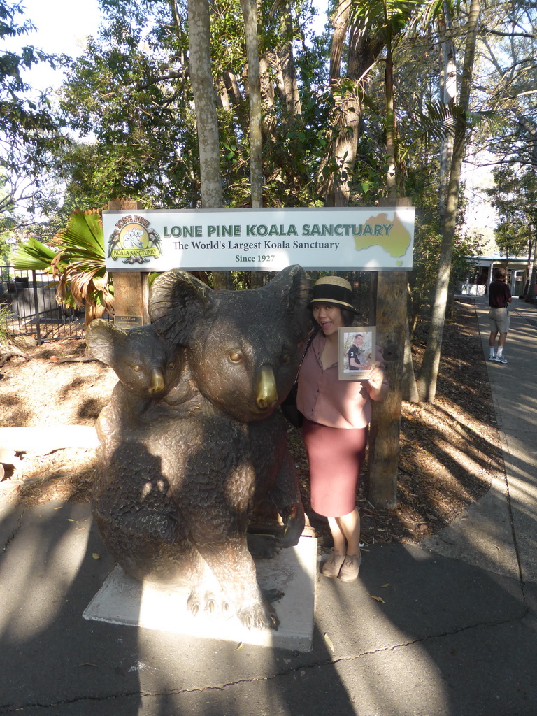 Miaomiao with photo and Koala statue at the parking place of the Lone Pine Koala Sanctuary