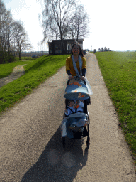 Miaomiao and Max in front of the Het Keukengemaal restaurant at the Bekerwaardseweg street