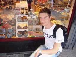 Tim with chocolates in the window of a shop at the Wollestraat street