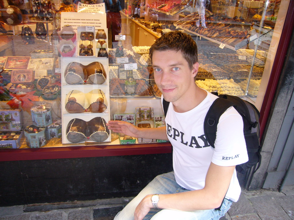Tim with chocolates in the window of a shop at the Wollestraat street