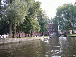 The Wijngaardplein square at the south side of the Bakkersrei canal, viewed from the tour boat