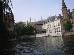 bruges_1_067 - 250 kb - 1024x768 - The Dijver canal, the Kraanrei canal, the Hotel Duc De Bourgogne and the south side of the City Hall, viewed from the tour boat The Dijver canal, the Kraanrei canal, the Hotel Duc De Bourgogne and the south side of the City Hall, viewed from the tour boat