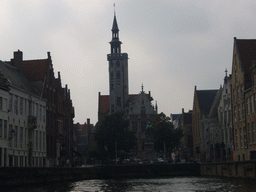 bruges_1_072 - 148 kb - 1024x768 - The Jan van Eyckplein square with the statue of Jan van Eyck and the Burghers` Lodge, viewed from the tour boat on the Spinolarei canal The Jan van Eyckplein square with the statue of Jan van Eyck and the Burghers` Lodge, viewed from the tour boat on the Spinolarei canal