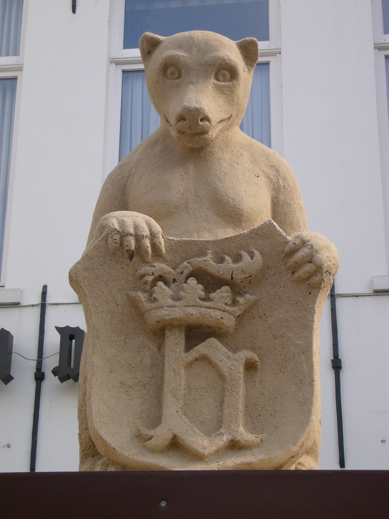 Statuette of a bear with a coat-of-arms, viewed from the tour boat on the Dijver canal