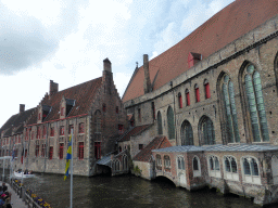 Boat at the west side of the Bakkersrei canal and the south side of the Oud Sint-Janshospitaal museum, viewed from the Mariastraat bridge