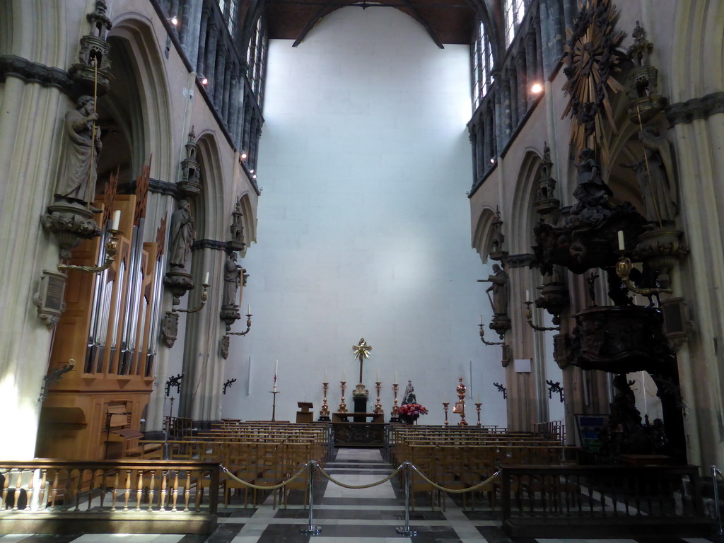Nave, organ, altar and pulpit of the Church of Our Lady
