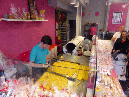 Person making candy in the Zucchero candy shop at the Onze-Lieve-Vrouwekerkhof-Zuid square