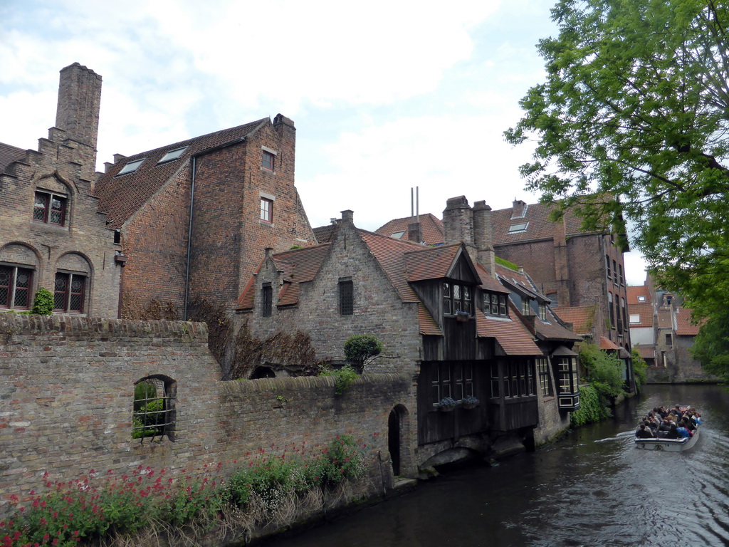 Boat and buildings at the south side of the Bakkersrei canal, viewed from the Bonifaciusbrug bridge