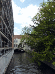 The Arentshuis building and other buildings at the north side of the Bakkersrei canal, viewed from the Bonifaciusbrug bridge