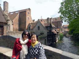 Miaomiao and her mother on the Bonifaciusbrug bridge, with a view on the buildings at the south side of the Bakkersrei canal