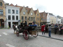 Miaomiao and her parents, and a horse and carriage, at the Nepomucenusbrug bridge over the Dijver canal
