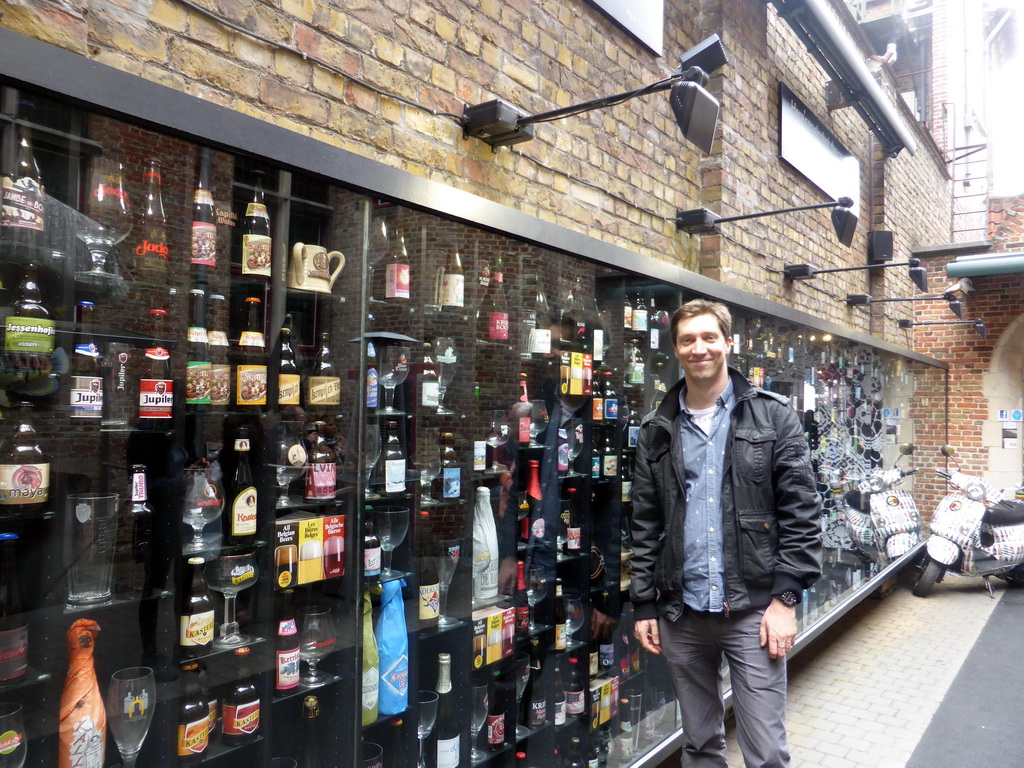 Tim in front of the Beer Wall at the Wollestraat street