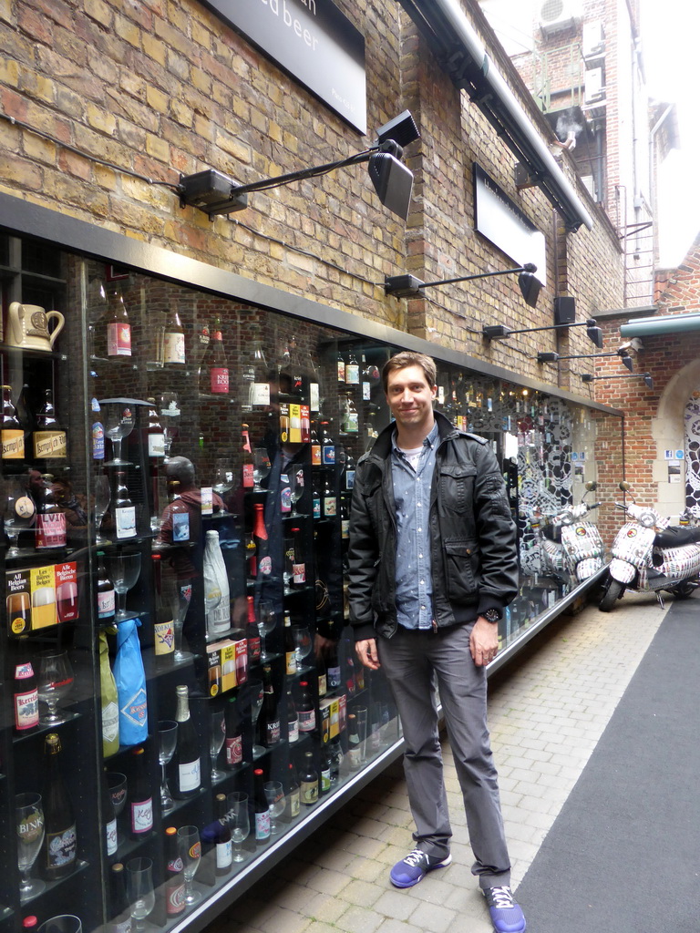 Tim in front of the Beer Wall at the Wollestraat street