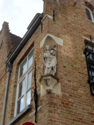 Statue at the corner of a building at the crossing of the Waalsestraat street and the Jozef Suvéestraat street