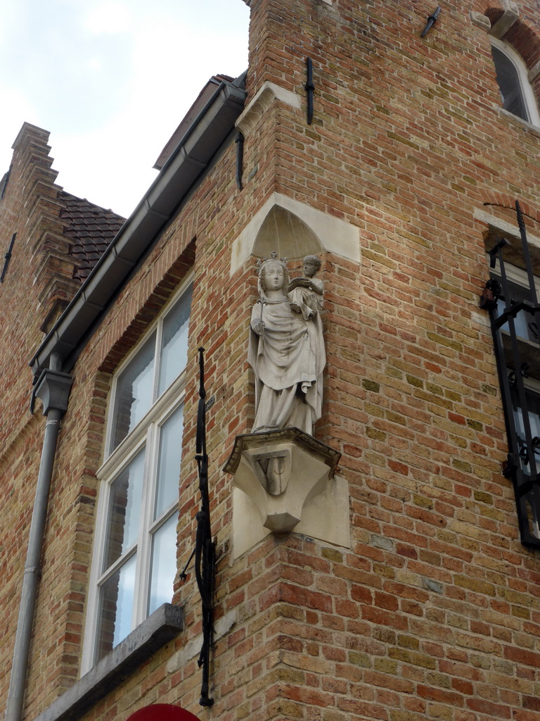 Statue at the corner of a building at the crossing of the Waalsestraat street and the Jozef Suvéestraat street