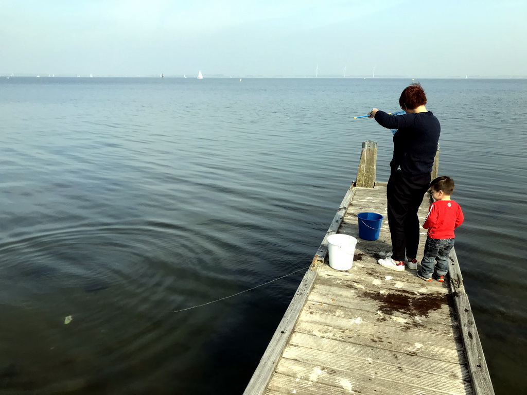 Miaomiao and Max catching crabs on a pier at the northwest side of the Grevelingendam