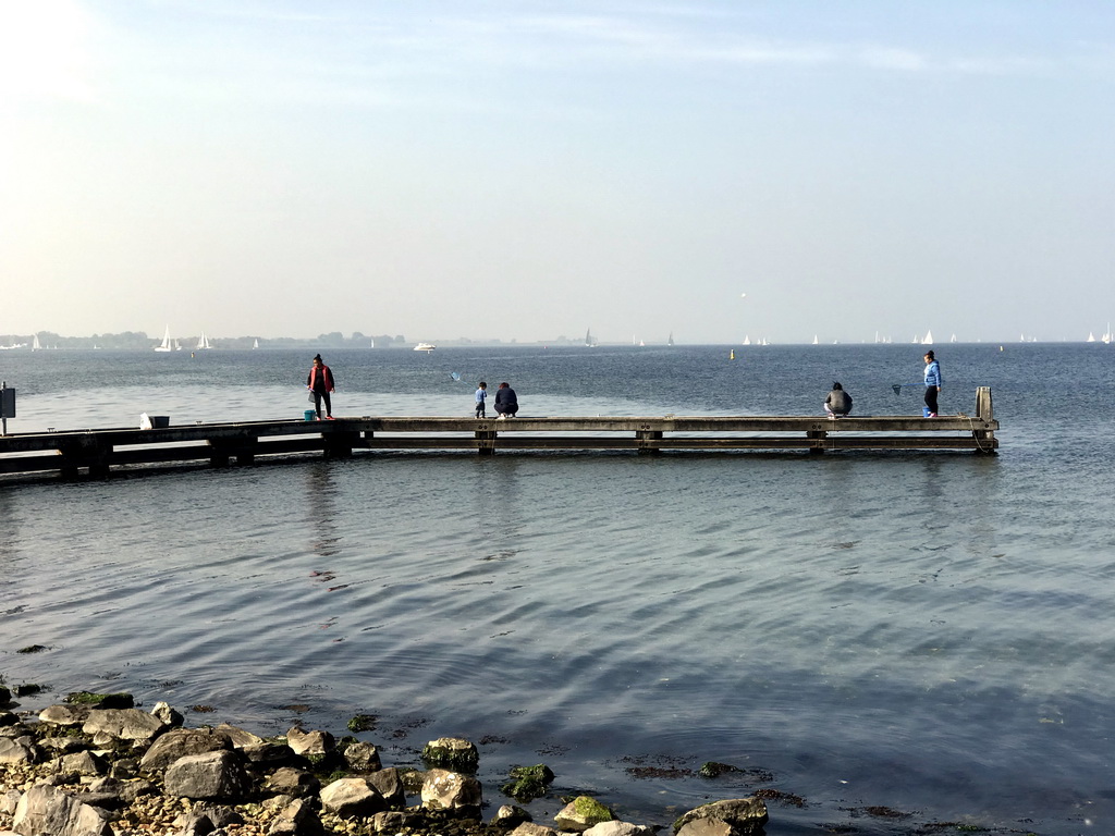 Miaomiao, Max and other people catching crabs on a pier at the northwest side of the Grevelingendam