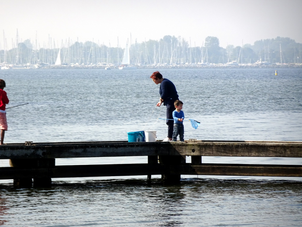 Miaomiao and Max catching crabs on a pier at the northwest side of the Grevelingendam