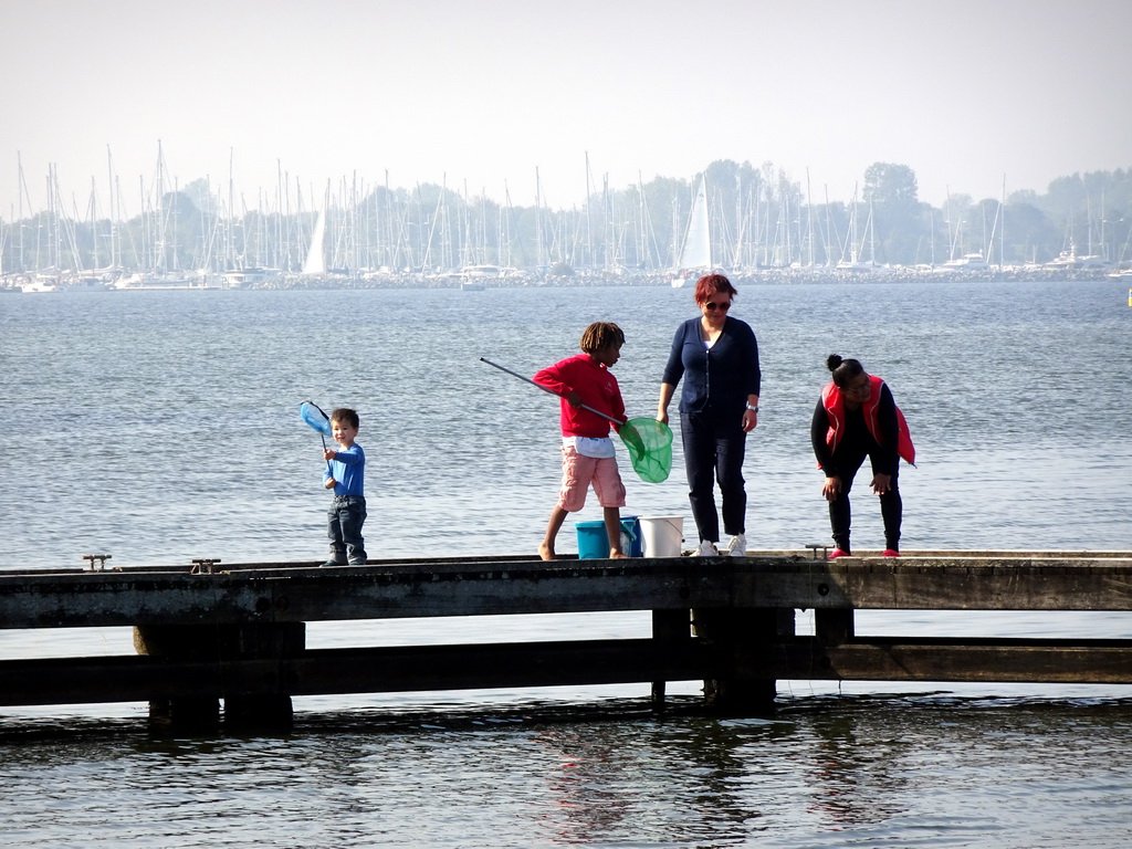 Miaomiao, Max and other people catching crabs on a pier at the northwest side of the Grevelingendam