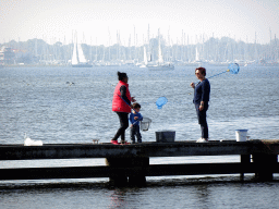 Miaomiao, Max and another person catching crabs on a pier at the northwest side of the Grevelingendam