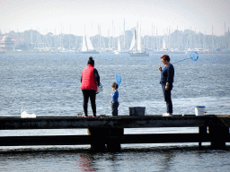 bruinisse_1_050 - 318 kb - 1024x768 - Miaomiao, Max and another person catching crabs on a pier at the northwest side of the Grevelingendam Miaomiao, Max and another person catching crabs on a pier at the northwest side of the Grevelingendam