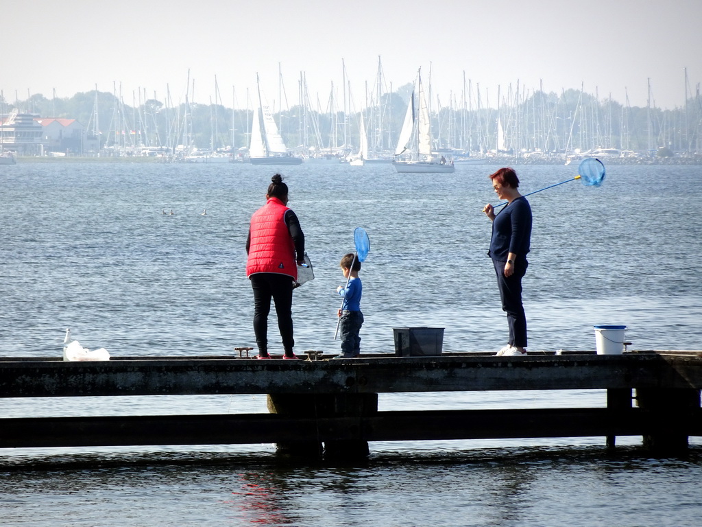 Miaomiao, Max and another person catching crabs on a pier at the northwest side of the Grevelingendam