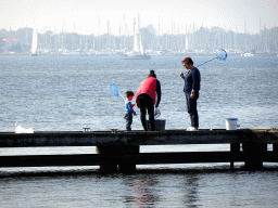Miaomiao, Max and another person catching crabs on a pier at the northwest side of the Grevelingendam