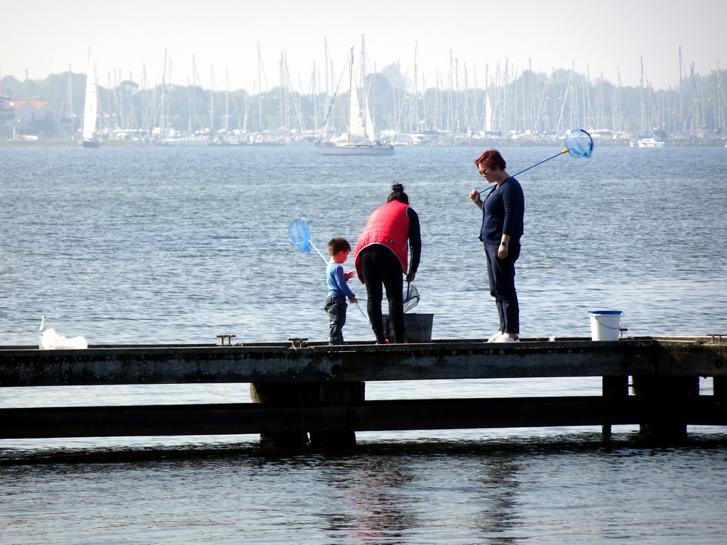 Miaomiao, Max and another person catching crabs on a pier at the northwest side of the Grevelingendam