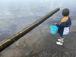 Max catching crabs at the northwest side of the Grevelingendam