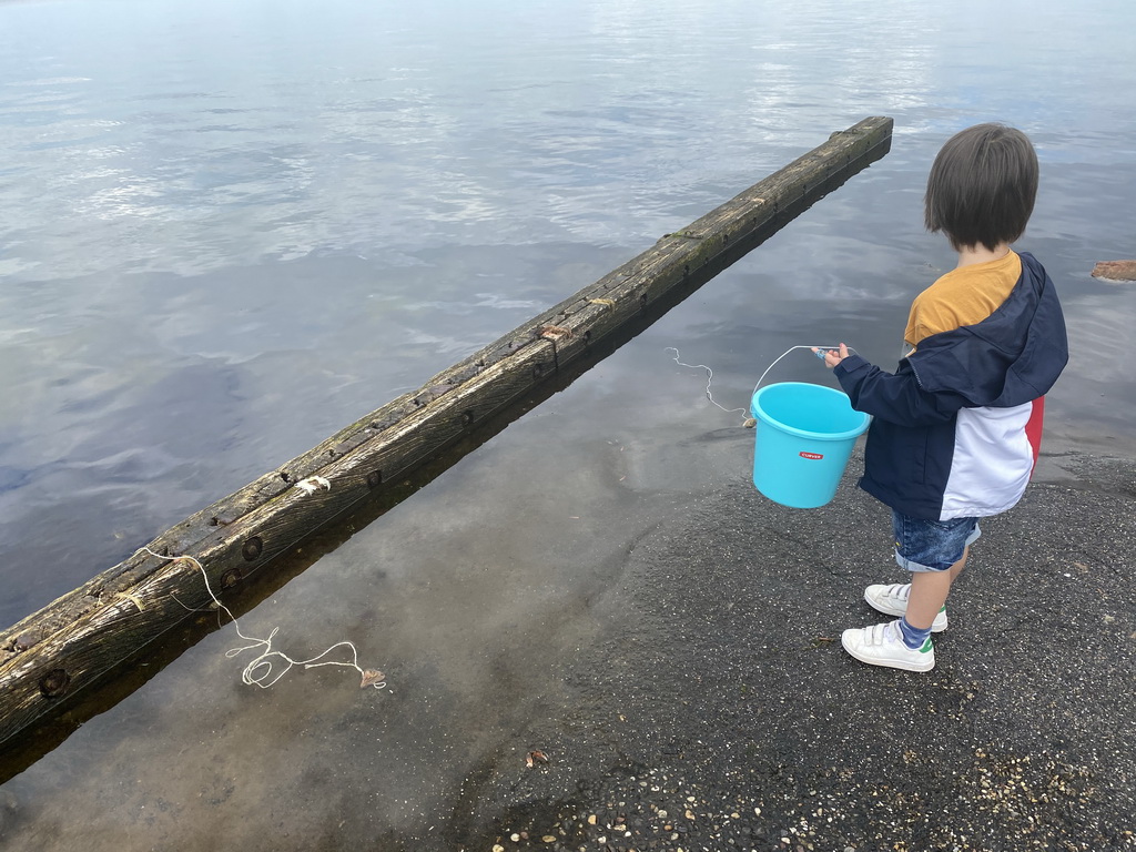 Max catching crabs at the northwest side of the Grevelingendam