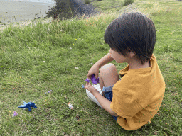 Max playing with toys at the beach at the southwest side of the Grevelingendam