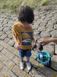 Max with seashells at the beach at the south side of the Grevelingendam