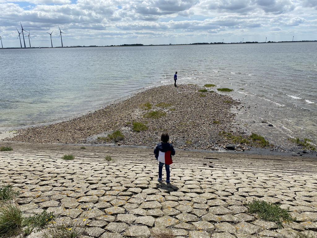 Miaomiao and Max at the pier at the south side of the Grevelingendam