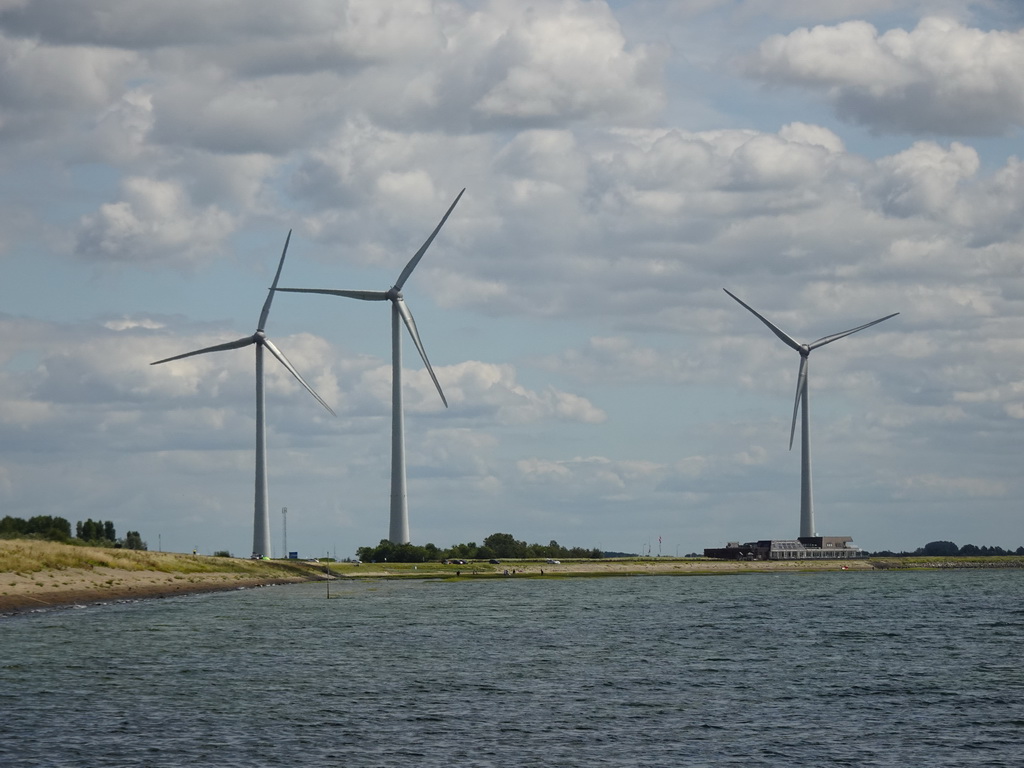 Windmills, Restaurant Grevelingen and the beach at the southeast side of the Grevelingendam