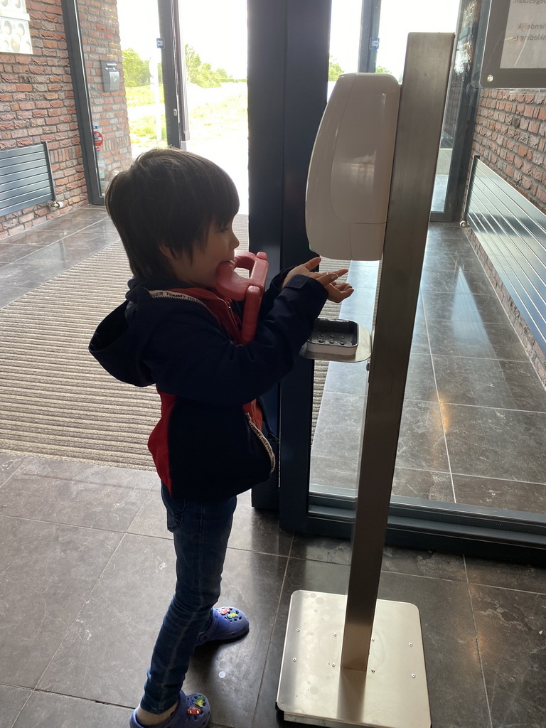 Max cleaning his hands at Restaurant Grevelingen