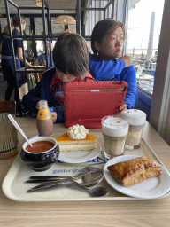 Miaomiao and Max having lunch at Restaurant Grevelingen
