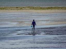 Miaomiao looking for seashells at the beach at the south side of the Grevelingendam