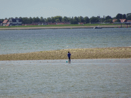 Miaomiao looking for seashells at the pier at the south side of the Grevelingendam