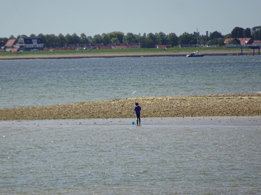 Miaomiao looking for seashells at the pier at the south side of the Grevelingendam